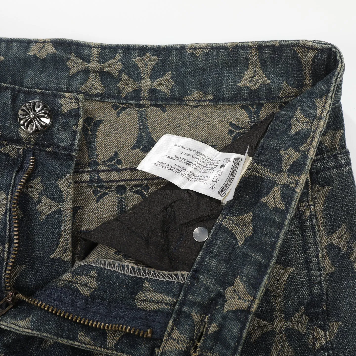 P220 Chrome Hearts｜Chrome Hearts CH all-over jacquard bootcut jeans - the same style as those of Internet celebrities. Cross-printed jeans, with unique cross design elements and all-over printing, full of design sense. It is made of 100% denim cotton fabric with heavy coarse yarn count, which ensures a stiff and tough silhouette while being soft, comfortable and breathable. The lapel is designed with silver buttons and is full of texture.  The classic dark yellow cross logo is all over the pants. They are generous and full of personality without being exaggerated. They are perfect for spring and summer!    Custom hardware! Same style for couples!  The three standards are complete, and the non-market version of the same style for men and women is free to compare and the quality is absolutely guaranteed. Size: 28/30/32/34/36 (s-xxl) Waist: 72/77/82/87/92 Knee: 55/56.5/58/59.5/61 Pants length: 103.5/105.5/107.5/109.5/111.5
